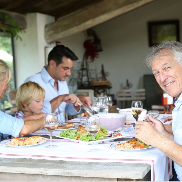 Photo d'illustration : une famille déjeune à table, profite d'un repas à base de produits bio